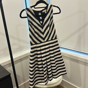 Women’s Banana Republic dress • has pockets!!!!! • size: 0P • gold zipper detail